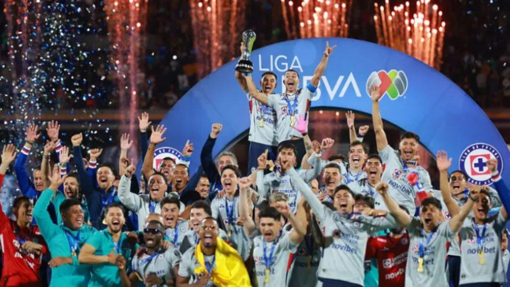Sports team celebrates victory with trophy raised confetti raining down as fans cheer in the background   Informe Regio