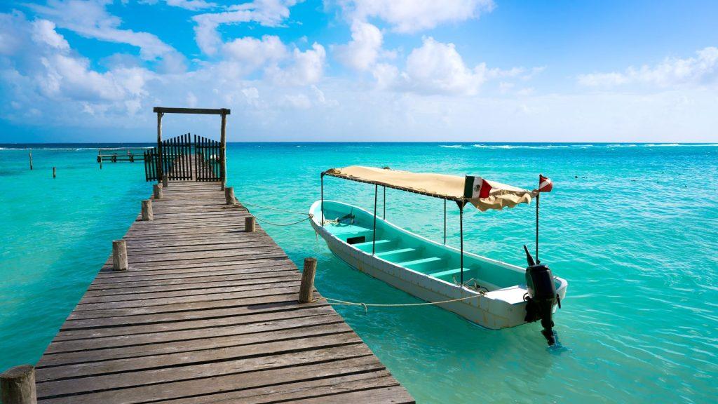 Playa en Mahahual con puente de madera y barco   Informe Regio