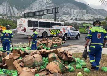 Trailer que transportaba lechugas volcó en la Avenida Díaz Ordáz Santa Catarina   Informe Regio