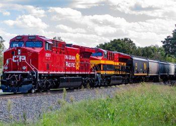 Tren impactó a trailer en Monterrey