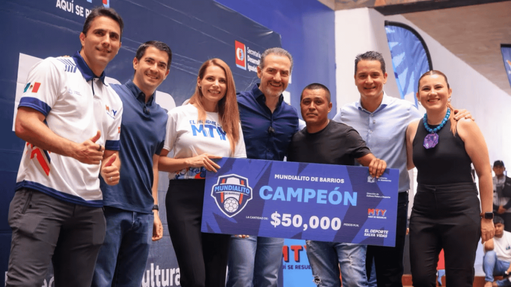 Adrián de la Garza y Gaby Oyervides en la premiación de Mundialito de Barrios   Informe Regio