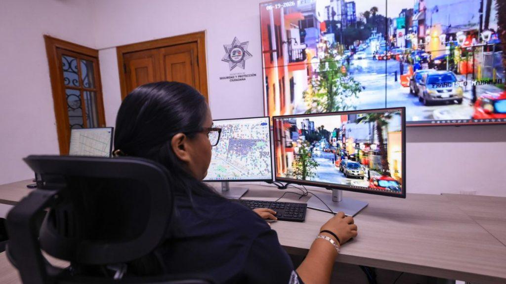 Security operator monitoring multiple city surveillance screens at a workstation   Informe Regio