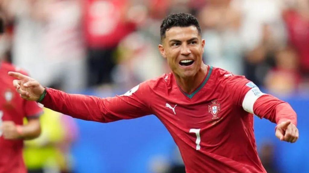 Portuguese footballer celebrating with arms outstretched in a red jersey on the pitch   Informe Regio