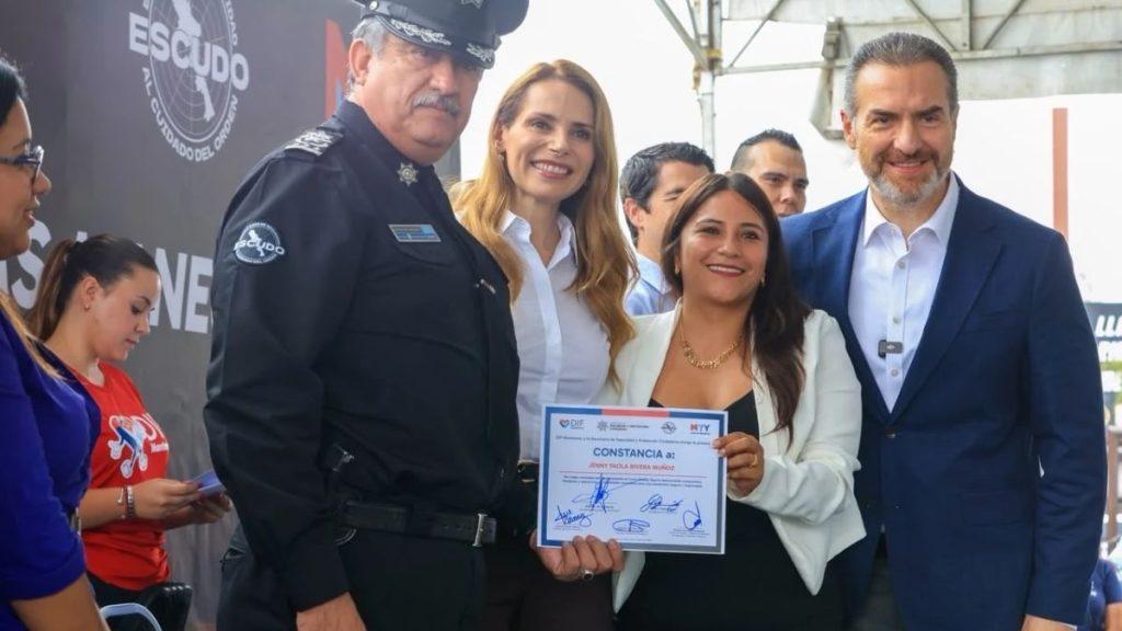 Curso-de-manejo-para-mayores-de-edad-en-monterrey - Informe Regio Police officer and colleagues pose for a photo as a woman receives a certificate of recognition at an award ceremony Informe Regio
