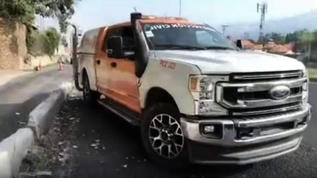 El-chofer-del-pesado-vehiculo-se-quedo-dormido-al-volante - Informe Regio Orange and white Ford service truck parked on a street with cones and a concrete barrier nearby Informe Regio