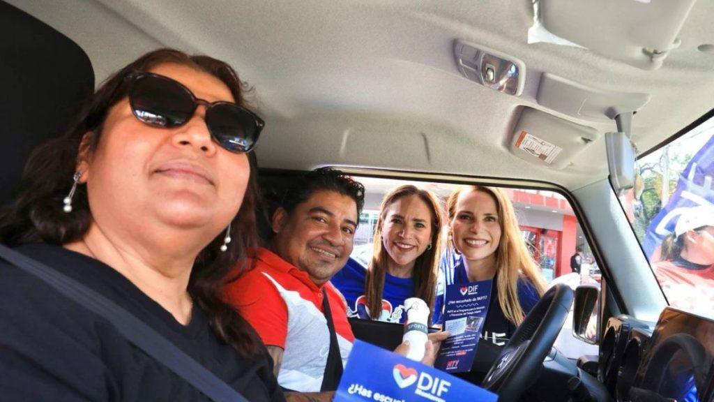 Four people in a car posing for a selfie front left woman wearing sunglasses and all wearing seat belts   Informe Regio