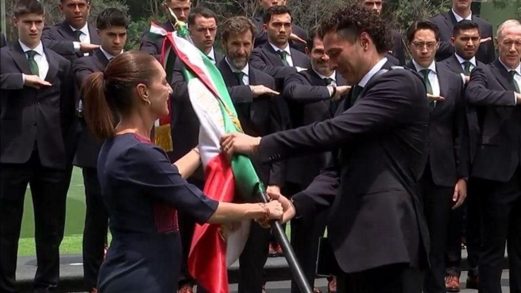 Guillermo Ochoa recibe la bandera nacional de manos de la presidenta   Informe Regio