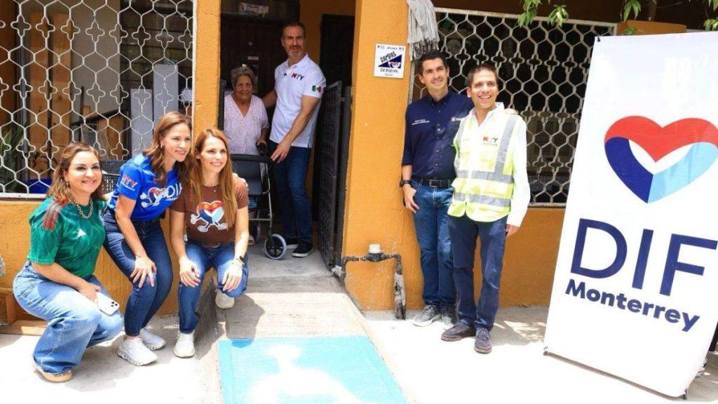 Group of volunteers posing outside a yellow building near a DIF Monterrey banner smiling at the camera   Informe Regio
