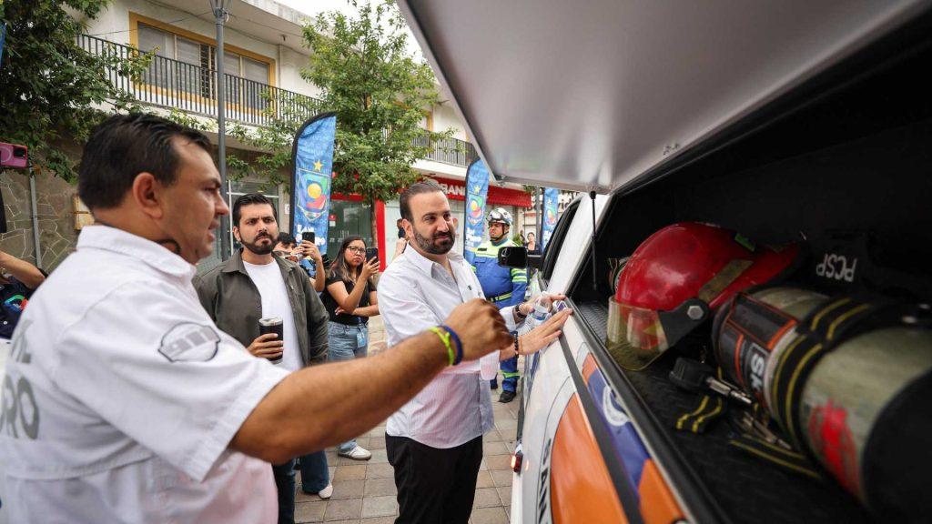 Mauricio Farah entrega equipamiento a los rescatistas   Informe Regio