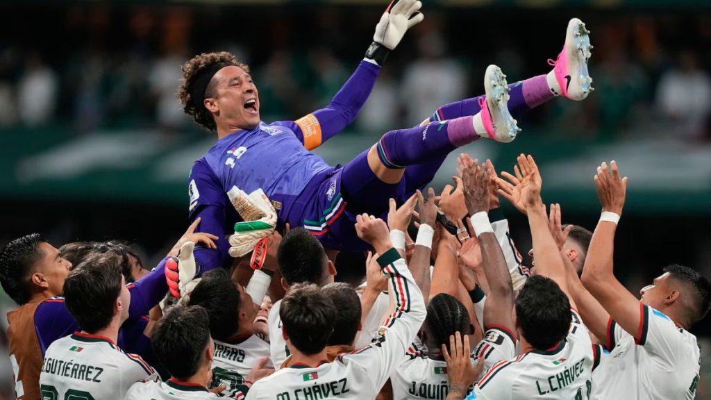 Goalkeeper in purple kit being lifted overhead by celebrating teammates in white jerseys with green and red trim   Informe Regio