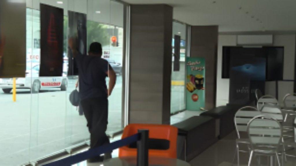 Un guardia se quedó encerrado en un cine de Monterrey   Informe Regio