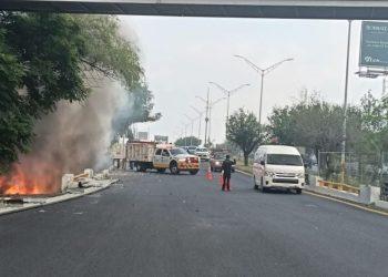 Un trailer se incendió tras volcar en la Carretera Nacional   Informe Regio