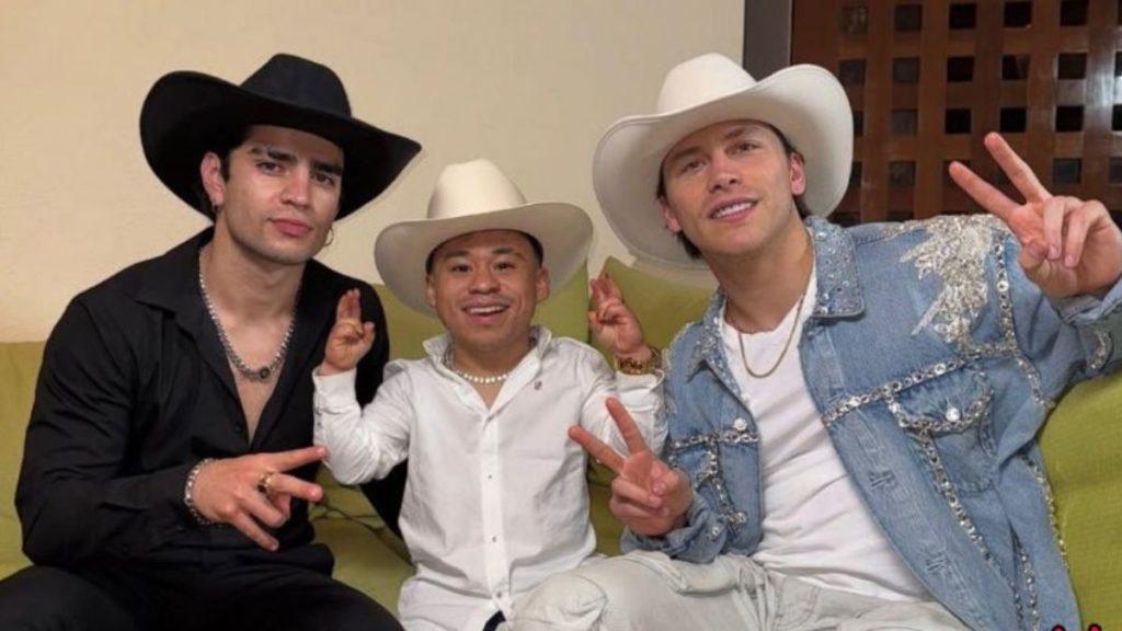 Abelido-aldo-aaron - Informe Regio Three men in cowboy hats posing on a couch making peace signs Informe Regio