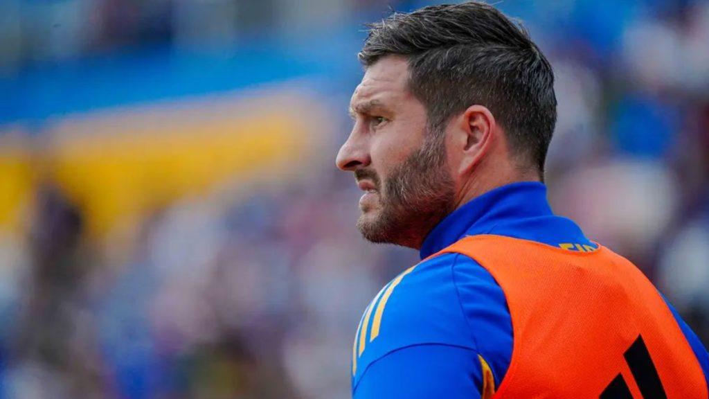 Andre-pierre-gignac-monterrey - Informe Regio Profile of a male athlete in a blue jersey with an orange training bib looking to the left in a stadium setting Informe Regio