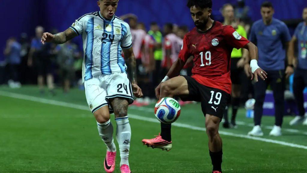 Argentina-egipto-mundial-rezo - Informe Regio Soccer players from opposing teams battle for the ball near the sideline during a match Informe Regio