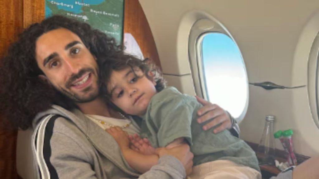 Man with curly hair hugging a child on an airplane both looking at the camera   Informe Regio