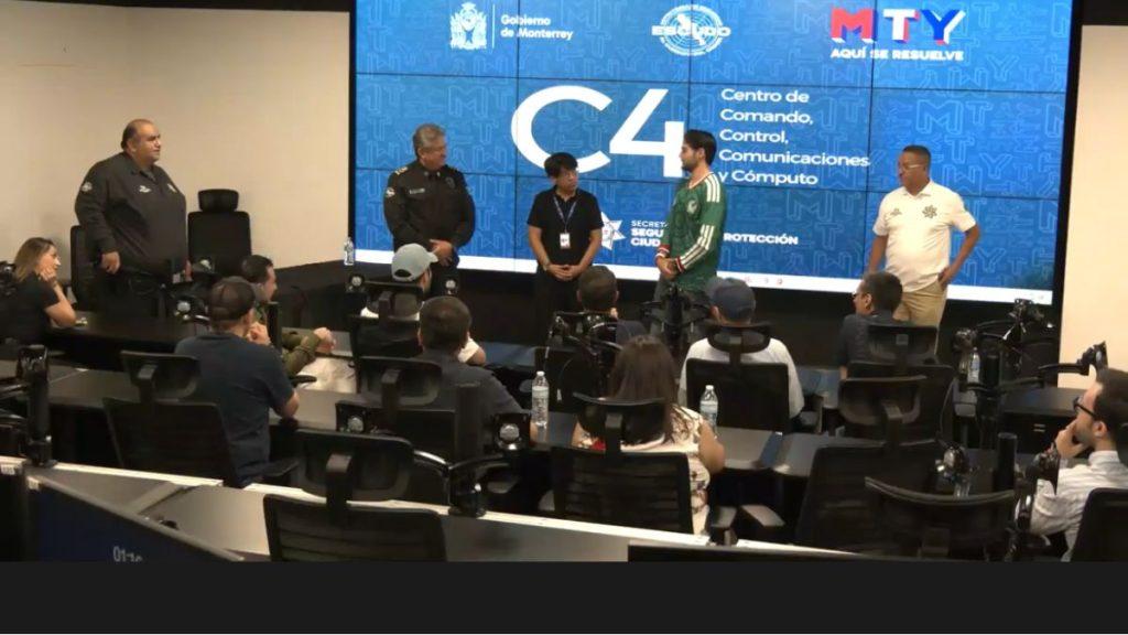 Officials stand at the front of a briefing room as an audience watches a large blue screen behind them shows C4 Centro de Comando Control Comunicaciones y Cómputo with government logos   Informe Regio