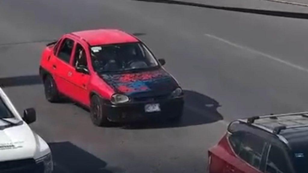 Camaras-de-seguridad-del-c4 - Informe Regio Automovil Rojo con el cofre color negro captado por las cámaras de seguridad del C4 Informe Regio