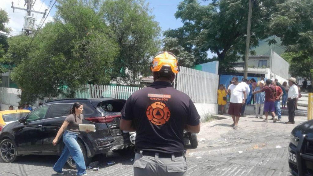 Man wearing an orange helmet and dark shirt with an orange emblem stands in front of a damaged black SUV after a collision while bystanders monitor from the sidewalk   Informe Regio