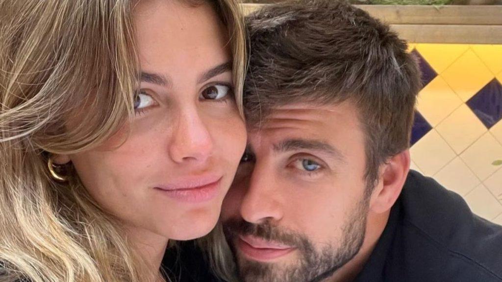 Clara-chia-pique-mundial-2026 - Informe Regio Close up of a couple posing for a selfie their faces close together and both smiling softly In the background is a tiled wall with yellow and dark blue diamonds Informe Regio