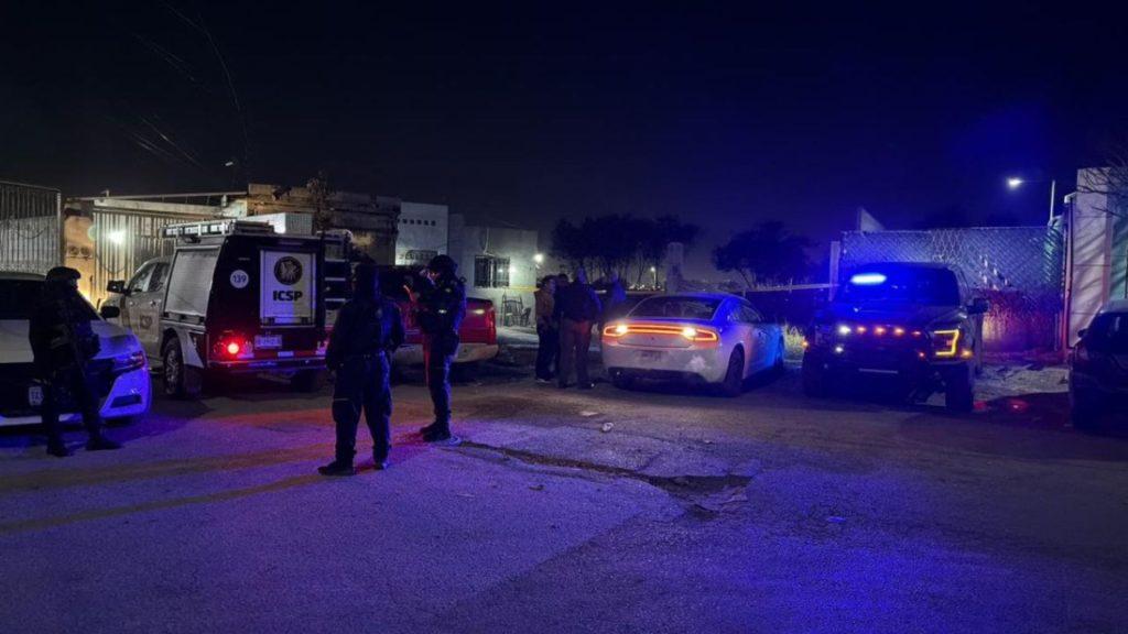 El-patines-feminicidio-britany - Informe Regio Nighttime street scene with police and emergency vehicles blue flashing lights and officers standing near a cordoned area at night Informe Regio
