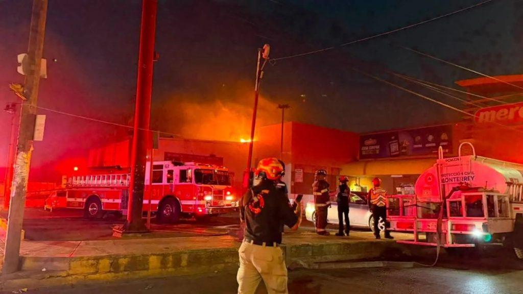 Incendio-mercado-merco-monterrey - Informe Regio Nighttime firefighting scene with a red fire engine firefighters and flames burning behind a storefront Informe Regio