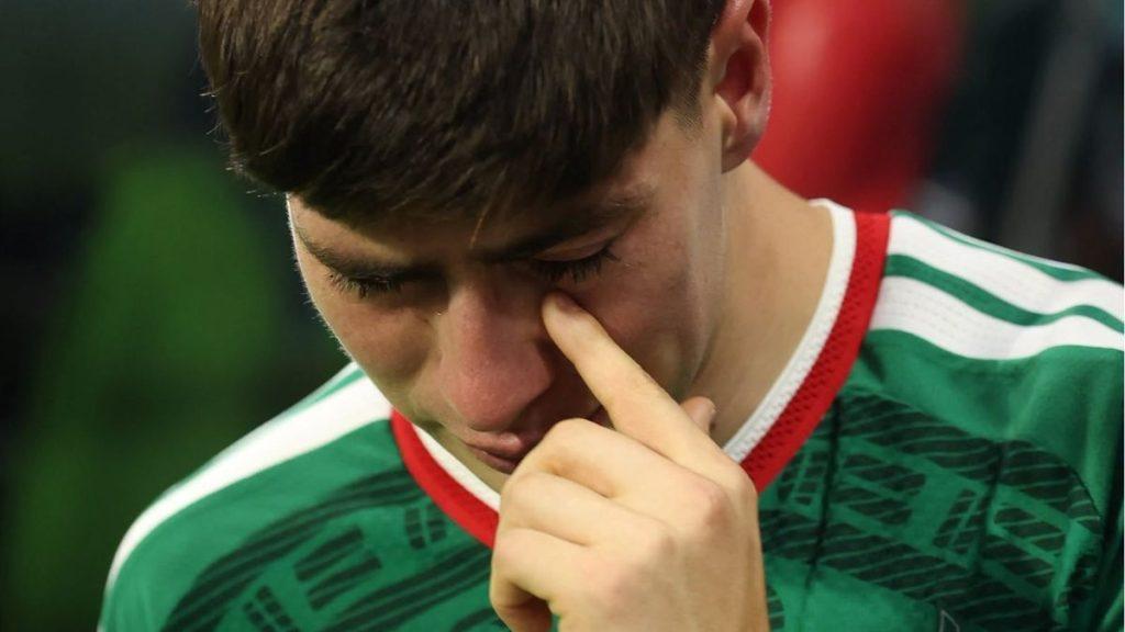 Close up of a young man in a green jersey touching his nose with his index finger   Informe Regio