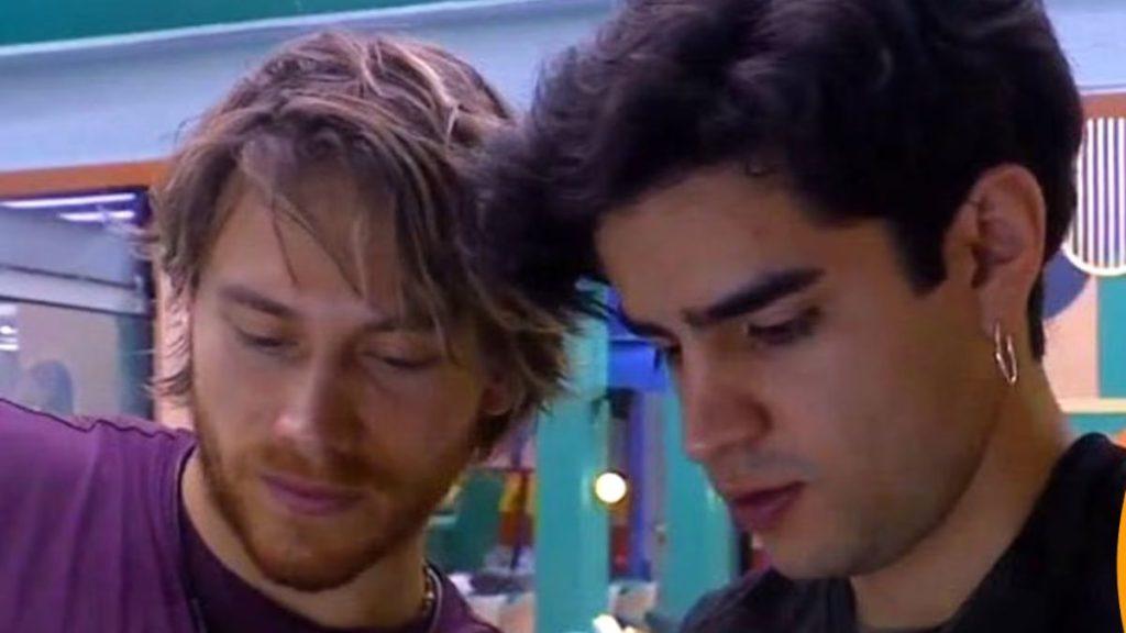 Lcdlf-aldo-aaron - Informe Regio Two young men leaning together and looking down at something off camera in a colorful indoor space Informe Regio