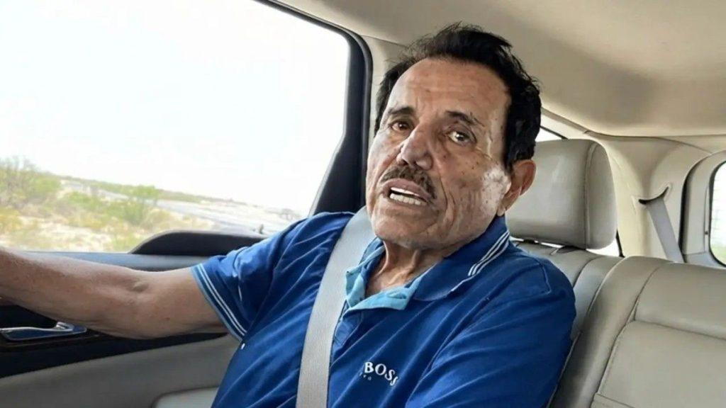 Mayo-zambada-cadena-perpetua-15-mil-millones - Informe Regio Man with a mustache wearing a blue polo seated in a car and wearing a seatbelt while driving Informe Regio