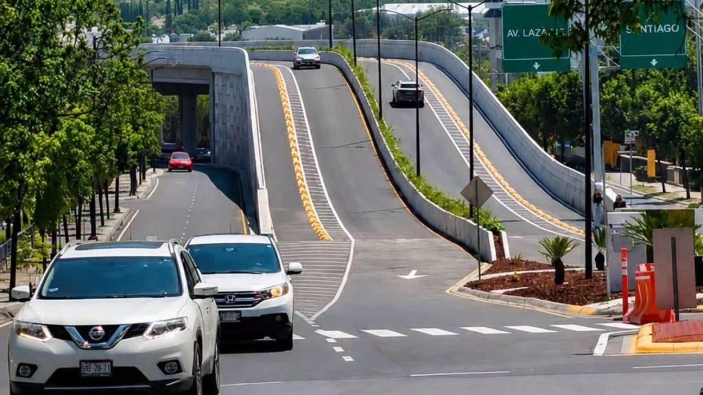 Urban street scene with a dual level ramp system cars travel on a curved elevated roadway with a central divider and trees along the sides   Informe Regio