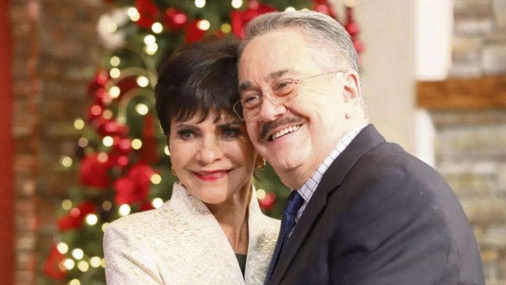 Pedro-sola-marcas-ventaneando-paty-chapoy - Informe Regio Smiling older couple posing together in front of a Christmas tree with festive lights Informe Regio