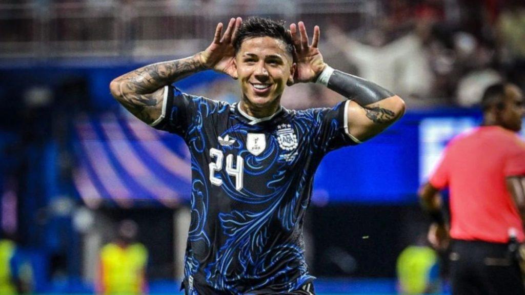 Rezo-biblia-enzo-fernandez-argentina - Informe Regio Soccer player in a blue jersey with number 24 celebrating on the field cupping hands behind ears Informe Regio