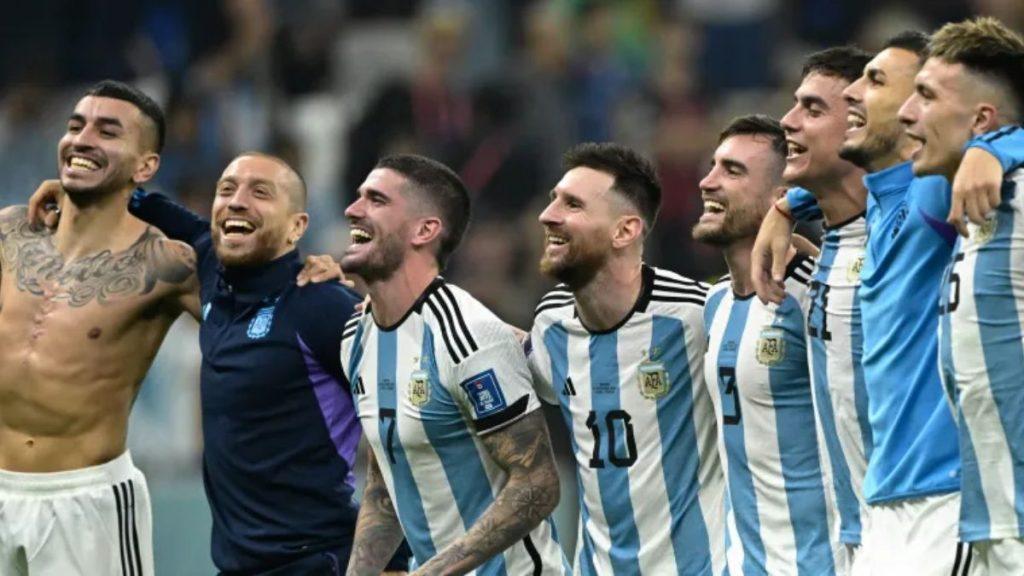 Seleccion-argentina-claudia-sheinbuam - Informe Regio Argentina soccer team celebrates together on the field arms around each other smiling after a match Informe Regio