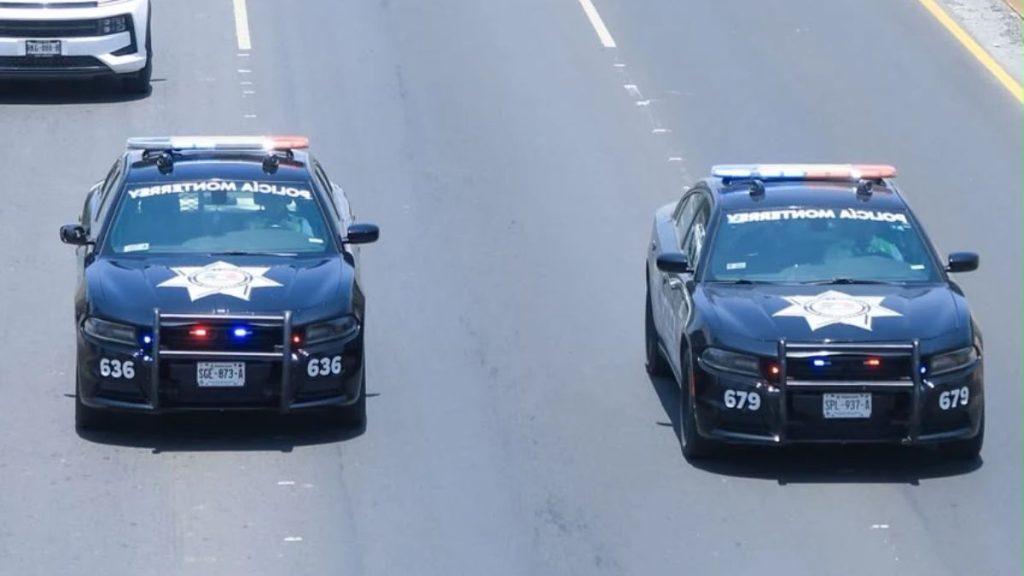 Transito-monterrey - Informe Regio Two black police cruisers with red and blue lights flashing driving side by side on a multi lane road star emblems on the hoods and numbers 636 and 679 visible on the fronts Informe Regio