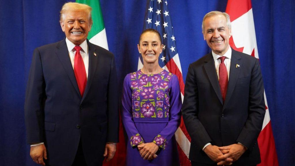 Trump-claudia-sheinbaum-burla - Informe Regio Three people in formal attire stand in front of flags for a group portrait Informe Regio