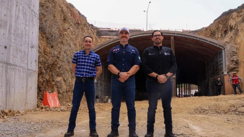 Vialidad-en-monterrey - Informe Regio Three men stand with hands folded in front of a large tunnel under construction in a rocky excavation site behind them Informe Regio