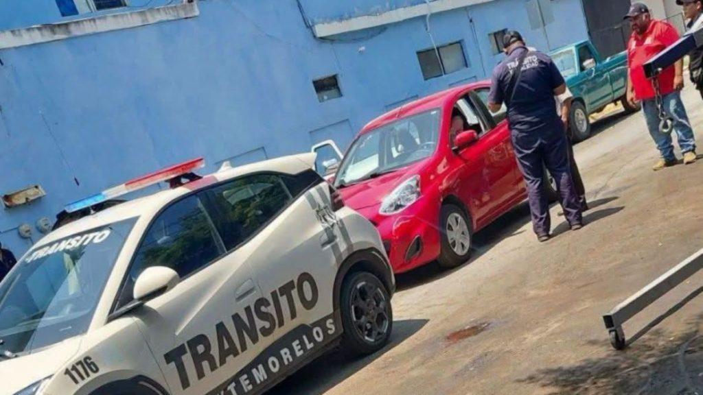 White transit police car labeled TRANSITO MORELOS with lights on stopped beside a red compact car as officers check the driver   Informe Regio