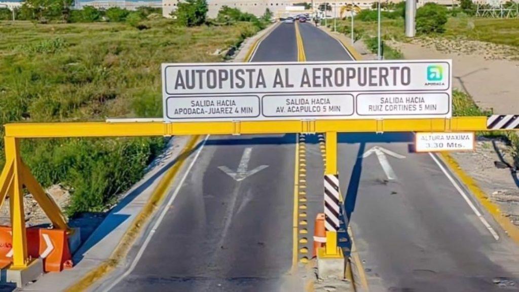 Autopista-al-aeropuerto-apodaca - Informe Regio Overhead sign reading Autopista al Aeropuerto above a yellow gate on a divided road with exit arrows directions toward Apodaca Juárez Av Acapulco and Ruiz Cortines Informe Regio