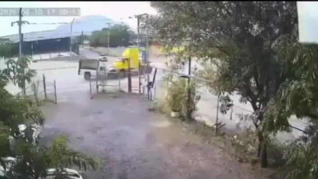 Choque-allende-nuevo-leon - Informe Regio Street view of a road flooded with water barriers in the middle and a yellow truck in the background trees lining the right side Informe Regio