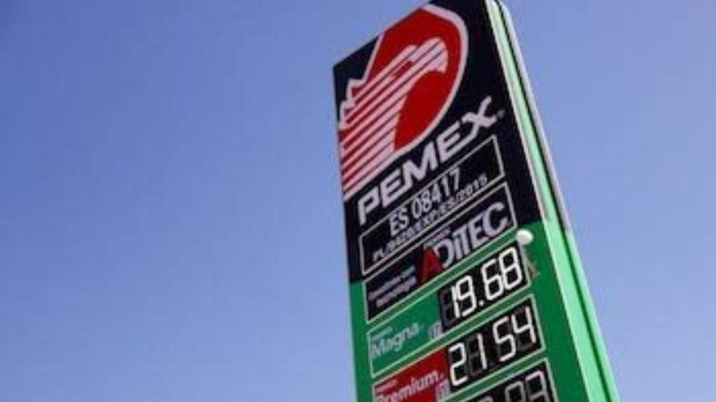 Precio-gasolina - Informe Regio Gas price board on a tall sign showing fuel prices and a blue sky behind it Informe Regio