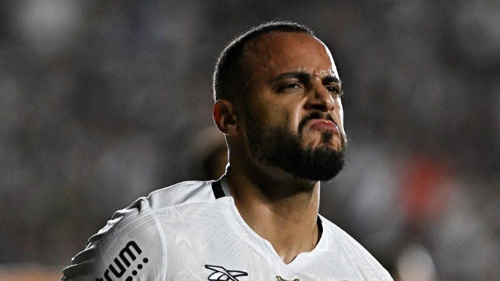 Male soccer player with a beard in a white jersey grimacing during a game on the field   Informe Regio