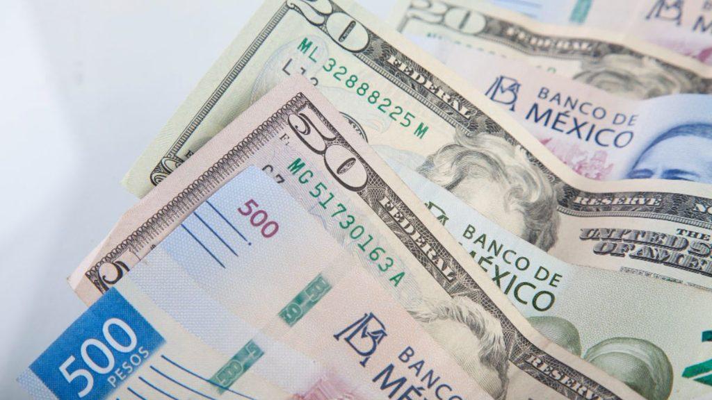 Informe-regio-peso-mexicanojpg - Informe Regio Fanned stack of mixed banknotes including a 500 pesos note and US dollars displaying currency variety Informe Regio