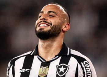 Informe-regio-tigres-arthur-cabraljpg - Informe Regio Brazilian footballer in black and white striped jersey smiling after a match with Club Botafogo crest visible on chest and sweat on neck move Informe Regio