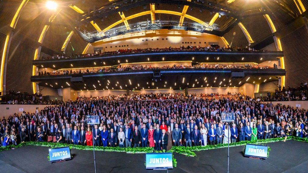 Informe-regio-adrian-de-la-garza-segundo-informejpg - Informe Regio Large crowd of formally dressed people posing on stage in a grand multi tiered auditorium with Informe Regio
