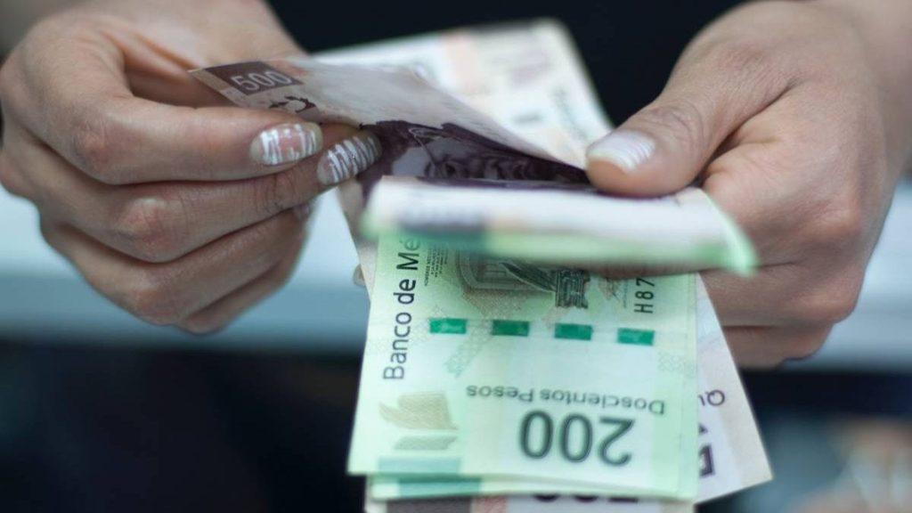 Close up of hands counting euro banknotes fanning several colorful bills   Informe Regio