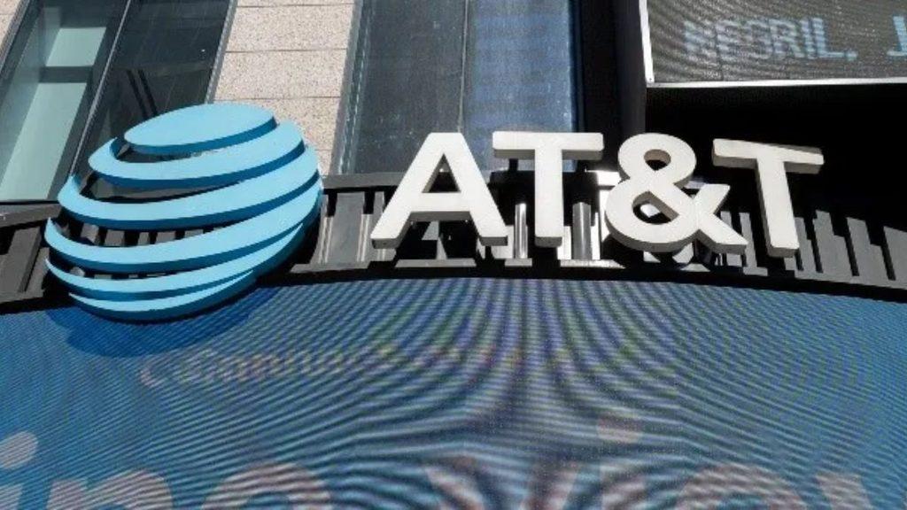 Informe-regio-att-televisa-fintech-compra-mexicojpg - Informe Regio ATT logo and blue globe emblem on a modern building exterior Informe Regio