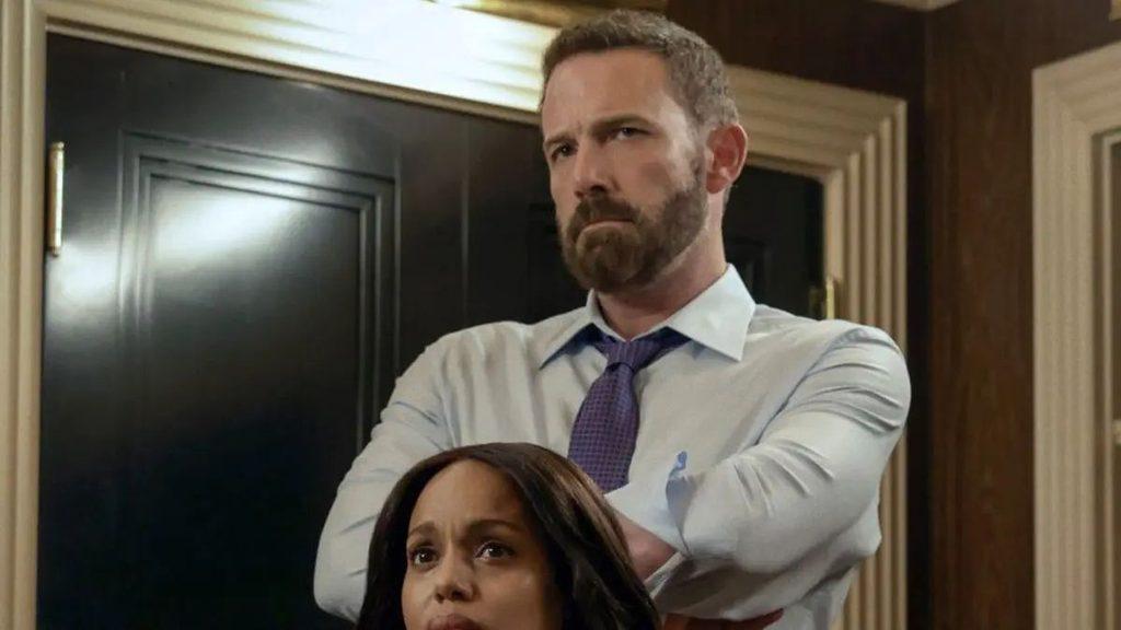 Informe-regio-ben-affleck-inteligenciajpg - Informe Regio Man with a beard in a light blue shirt and purple tie stands behind a worried woman arms crossed in a doorway setting Informe Regio