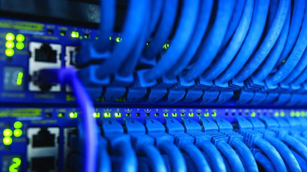 Informe-regio-congreso-agua-nuevo-leonjpg - Informe Regio Blue network switches with numerous Ethernet cables and green status LEDs in a data center Informe Regio