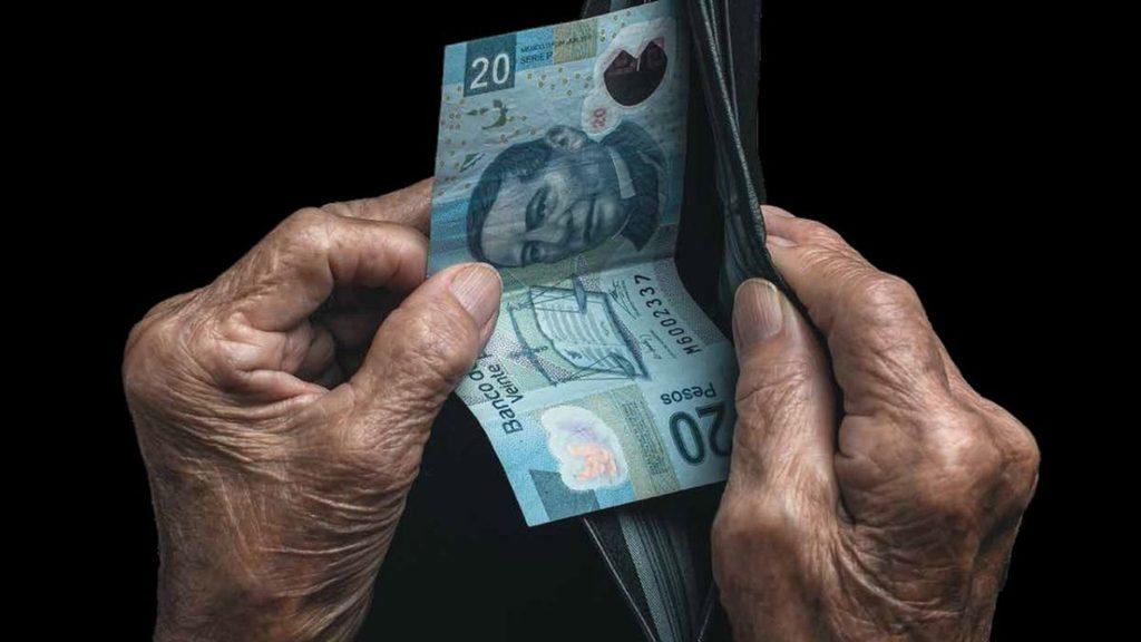 Close up of aged hands pulling a 20 euro note from a black wallet   Informe Regio