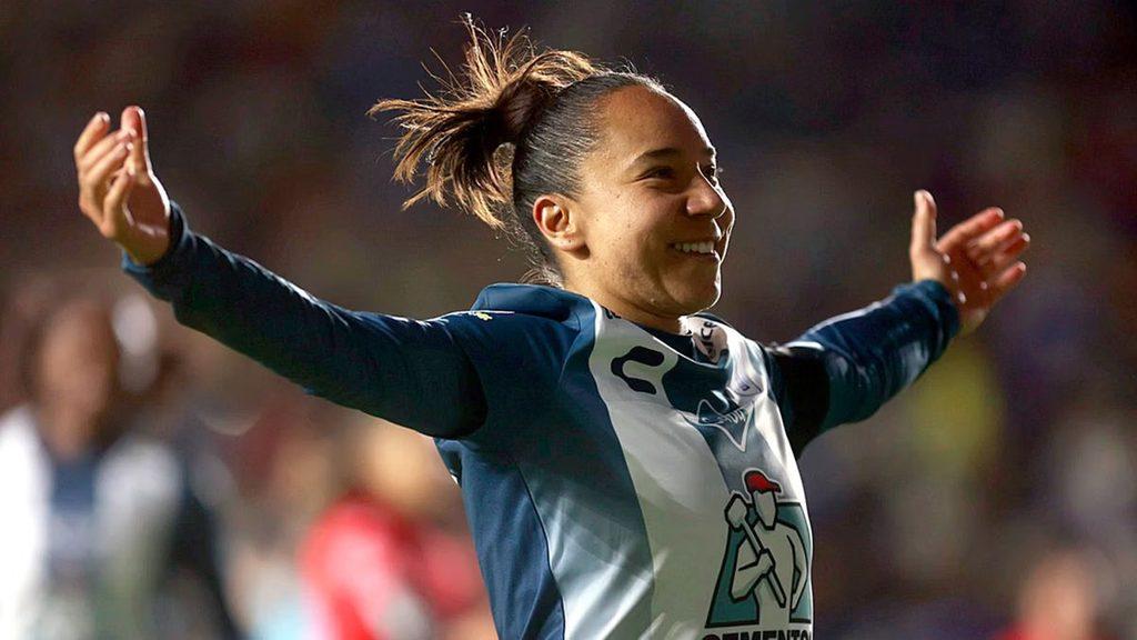 Female athlete celebrating with arms outstretched on the field smiling at the crowd   Informe Regio